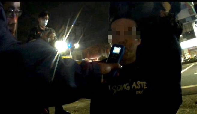 黃男衝撞警車後逃逸，警方對他實施酒測，酒測達0.73，將依公共危險罪送辦。（翻攝照片／崔正綱高雄傳真）