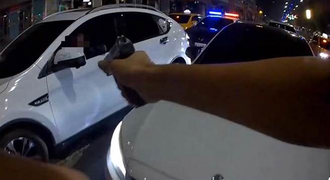 黃男衝撞警車後逃逸，警方拔槍攔停，將他逮捕。（翻攝照片／崔正綱高雄傳真）
