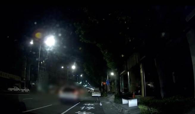 黃男衝撞警車後逃逸，造成巡邏車後照鏡全毀。（翻攝照片／崔正綱高雄傳真）