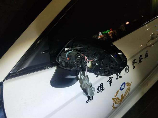黃男衝撞警車後逃逸，造成巡邏車後照鏡全毀。（翻攝照片／崔正綱高雄傳真）