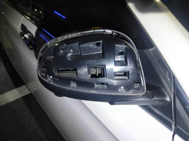 黃男衝撞警車後逃逸，造成巡邏車後照鏡全毀。（翻攝照片／崔正綱高雄傳真）