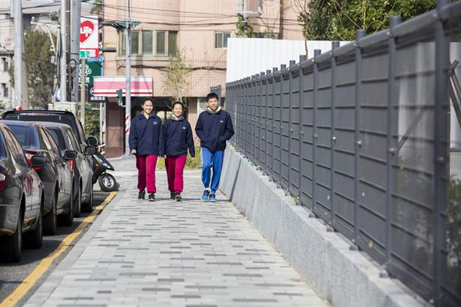 内政部营建署110年度「市区道路养护管理暨人行环境无障碍考评计画」近日颁奖，新竹市荣获道路养护与人行道考评甲等及政策作为非六都甲组第1名。（陈育贤摄）