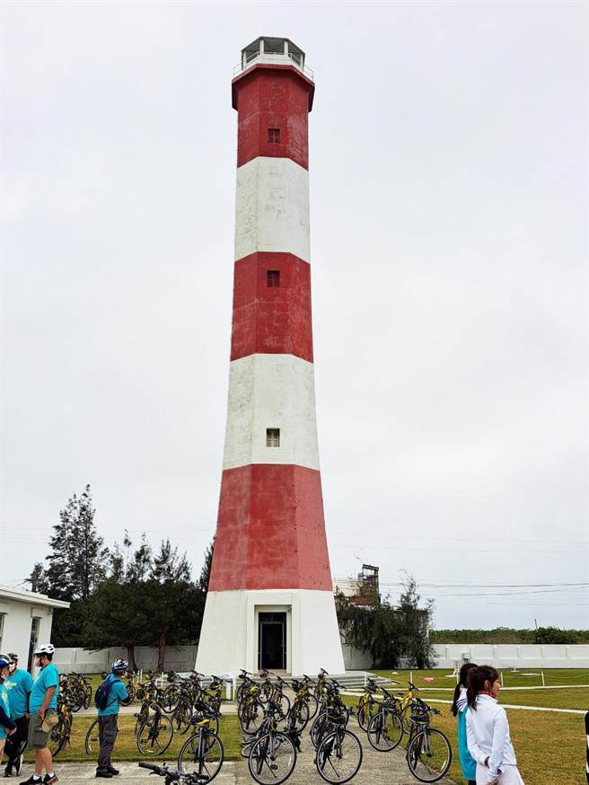 全台唯一红白相间的高美灯塔，规画为全国第一座提供泊宿服务活化的灯塔；登塔可鸟瞰高美溼地的美景。(陈世宗摄)