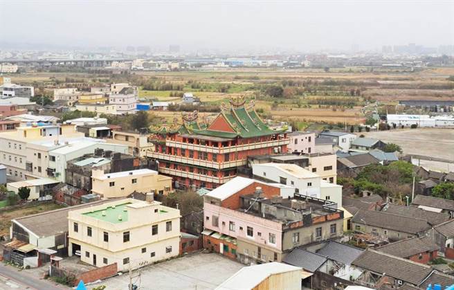 全台唯一红白相间的高美灯塔，规画为全国第一座提供泊宿服务活化的灯塔；登塔可鸟瞰高美溼地的美景。(陈世宗摄)