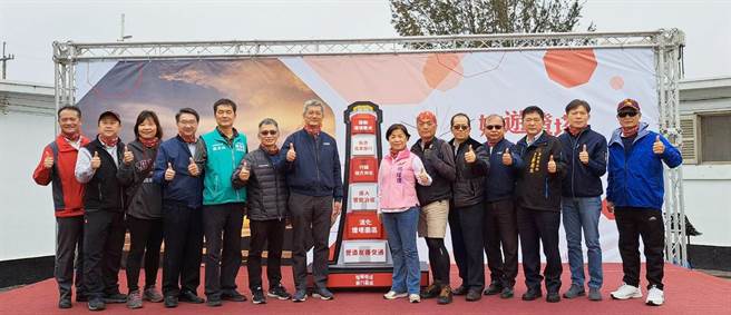 全国第一座提供泊宿服务活化的高美灯塔，今天上午10时30分举办「嬉游灯塔‧ 旅行高美」灯塔观光启动！(陈世宗摄)