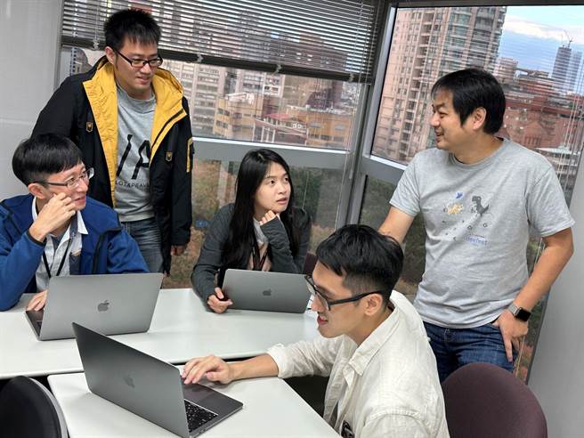 台湾大哥大携手AppWorks School，成立电信业界第一个全额补助、且保障就业的「攻城精英就业保证班」。（台湾大提供）