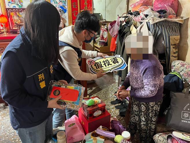 農曆春節即將到來，新竹市警三分局日前與轄內公益團體華山文教基金會新竹愛心天使站合作，探視轄內獨居長者。（新竹市警局提供／王惠慧新竹傳真）