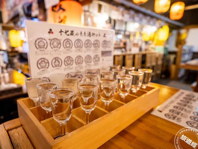 推荐必点「伏见十七藏唎酒套餐」，精选来自伏见17家酒藏的日本酒与伏水酒藏小路的1款限定酒，慢慢细味不同品牌酒带来的味觉享受。「京阪控股株式会社」提供