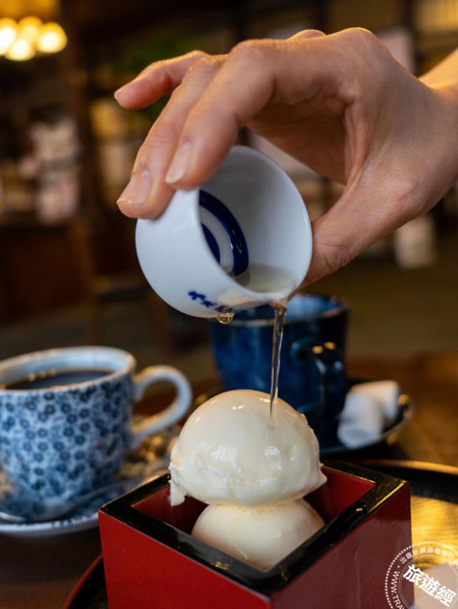 在充满復古味道的空间内品尝日本酒甜点，爽快地把清酒倒在香草冰淇淋上享用，浓醇口感让人一吃难忘。「京阪控股株式会社」提供