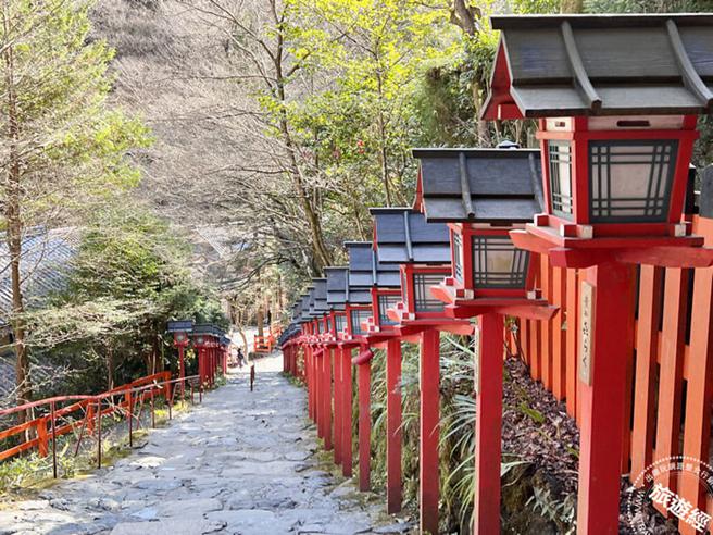 贵船神社是京都北部最着名的景点之一，参道旁边两排朱红色的灯笼散发着日本传统美，白天与晚上亮灯后流露的两种不同的梦幻感。「京阪控股株式会社」提供