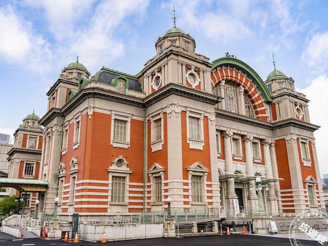 位于大阪中之岛地区的中央公会堂，建成至今超过百年歷史，拥有红瓦砖墙的復古建筑，充满大正时代的艺术韵味。「京阪控股株式会社」提供