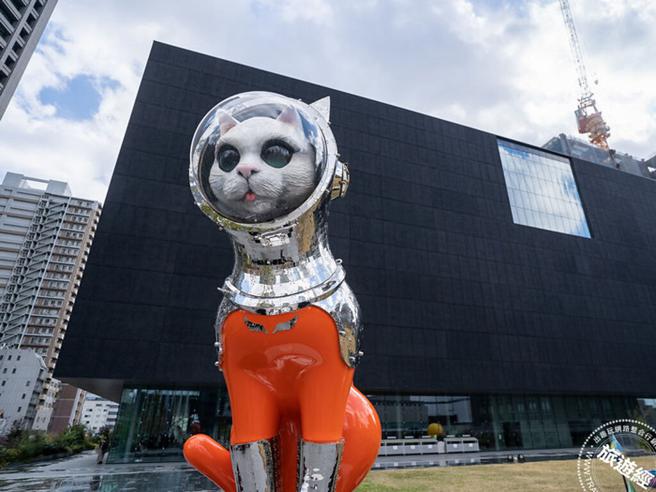 位于中之岛美术馆入口由当代艺术家矢延宪司创作的的雕塑作品「SHIP'S CAT（Muse）」，灵感来自大航海时代时，猫随船员一同登船。「京阪控股株式会社」提供