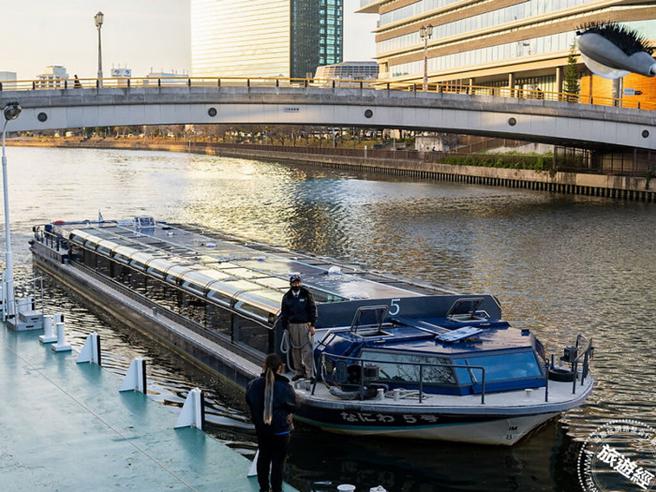 乘坐「大阪水上巴士 AQUALINER」游览船全程约40分钟，周游大阪中心的河川「大川」，沿途欣赏中央公会堂、大阪城等着名地标。「京阪控股株式会社」提供