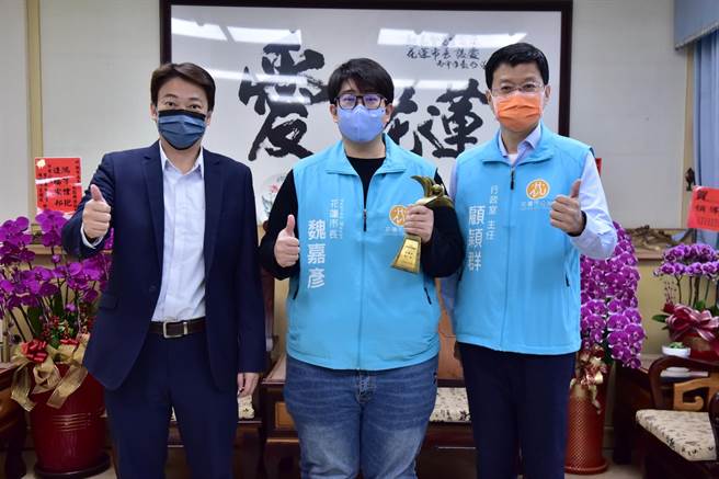 市公所拿下「节电王」，市长魏嘉彦（中）与前市长魏嘉贤（左）分享推广节电方法。（花莲市公所提供）