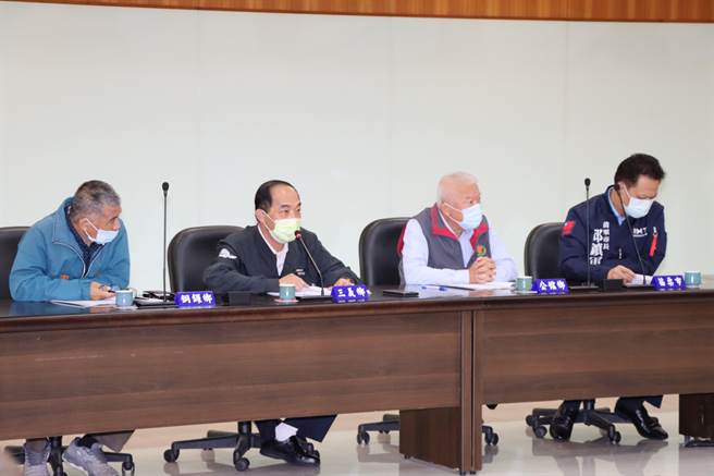 西湖鄉長高阿賜、苗栗市長邱鎮軍、頭屋鄉長徐鑫榮、公館鄉長何在鑫、銅鑼鄉長謝昌年、三義鄉長呂明忠等人今天列席縣務會議。（苗栗縣政府提供／李京昇苗栗傳真）