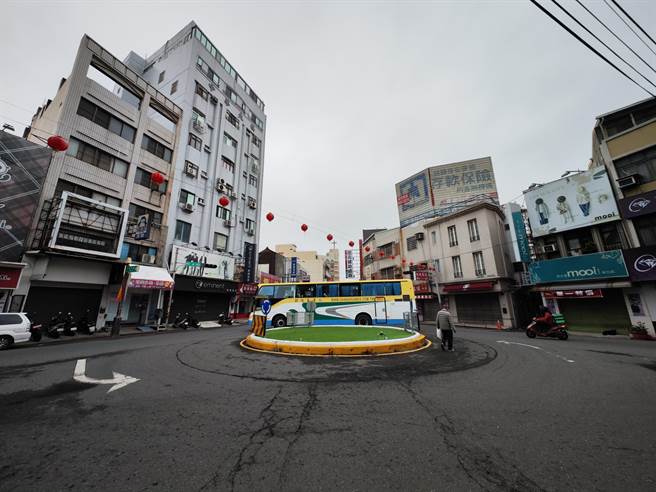 位在彰化市和平路三角公園圓環，附近車水馬龍，當地居民表示照片看起來很可愛、很溫馨，但事實上超危險。（吳建輝攝）