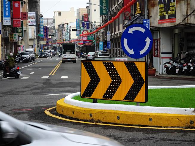 彰化市和平路三角公園圓環草皮並非原貌，原本該處有被市民譏為最醜建物的蓮花燈塔，後經市公所拆除鋪上人工草皮，不過又被批像墳墓，怎麼做都有人罵。（吳建輝攝）