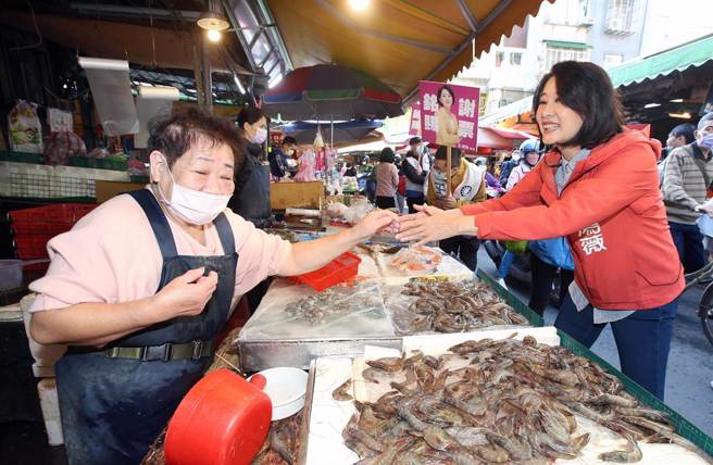 针对民进党立委管碧玲有意提案修法停止补助「落跑选举」，台北市立委第三选区补选当选人王鸿薇（右）10日前往传统市场谢票时痛批民进党双重标准，并要求占多数的民进党赶快修法通过。（范扬光摄）