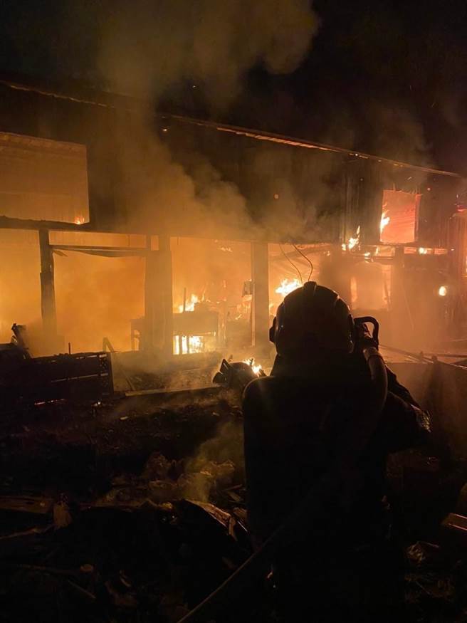 花莲县去年火灾发生件数共456件，以建筑物火灾155件为最高，不仅独立住宅件数大于商业建筑与集合住宅，且起火处以厨房居首，电器因素则事发原因大宗。（花莲县消防局提供／罗亦晽花莲传真）