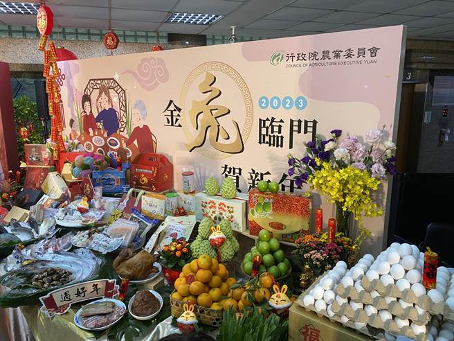 農曆春節前採購年貨、送禮、祭祖等需求大漲，成為年度蔬果、魚肉、花卉等農產品的消費高峰。根據台北農產運銷公司統計，今年春節前除了花卉和水果外，幾乎都大漲，而今年蔬菜每公斤平均價格較去年漲了4成6。（李柏澔攝）