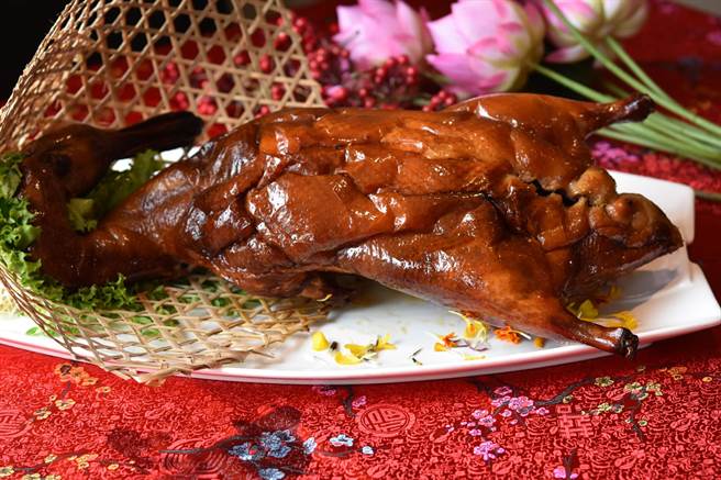 翰品酒店的招牌烤鴨（全隻剁盤）超值價999元。（柯宗緯翻攝）