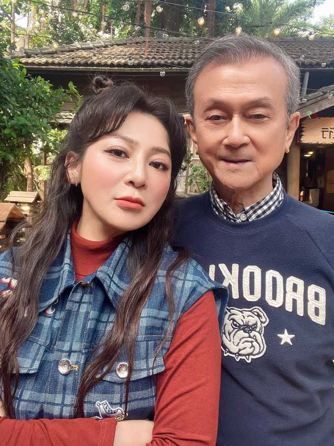 王彩樺上傳一張與帥氣老爸的合照。(圖／翻攝自王彩樺臉書)