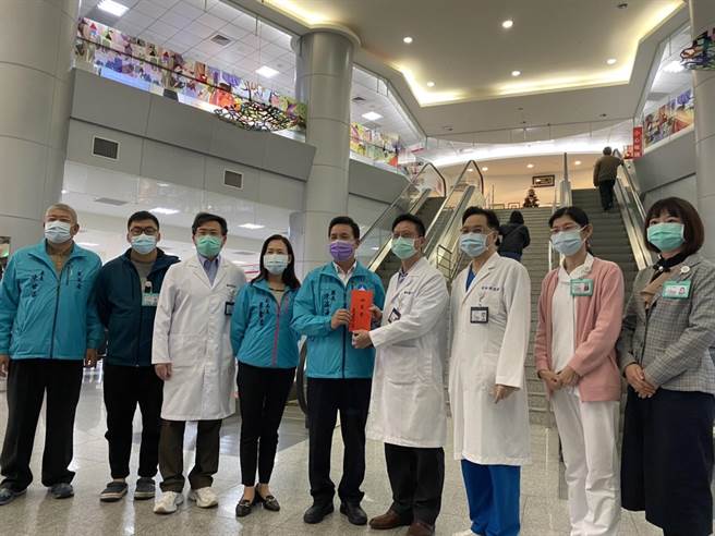 金门县长陈福海(中)率队前往金门医院等单位慰问，并致赠加菜金提早祝贺新春佳节愉快。(图／金门县政府提供)