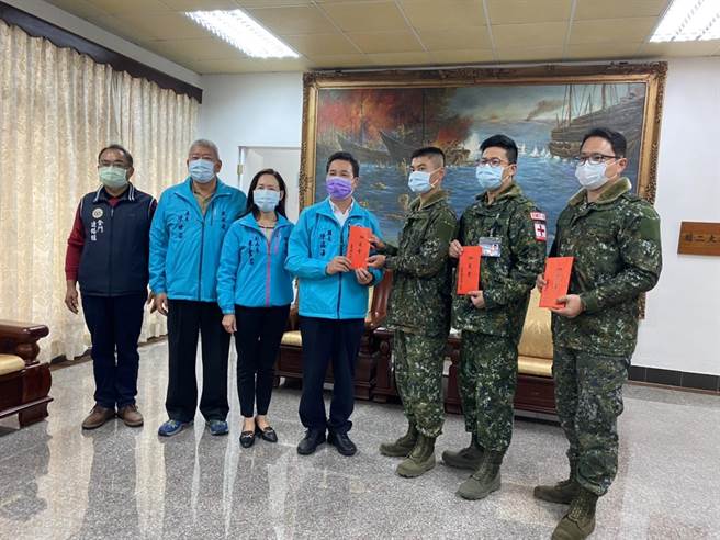 对于军方长期协助金门地区紧急伤病患后送工作，县长陈福海(中)给予诚挚的感谢。(图／金门县政府提供)