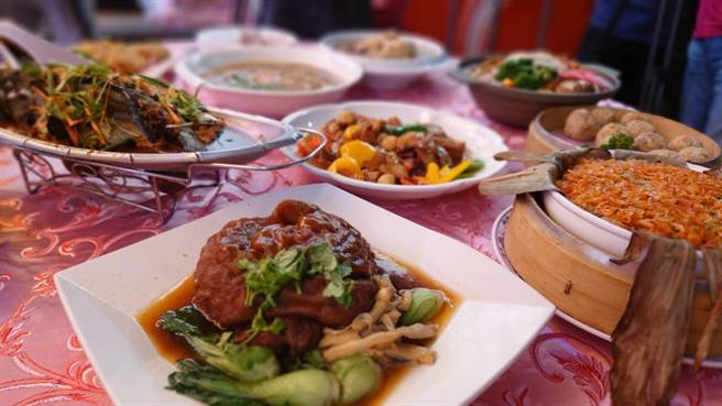 高雄市长陈其迈抢搭话题顺风车，今（10）日在脸书晒出多张高雄办桌照片，有龙胆石斑火锅、放山鸡等，菜色相当澎湃，还有一大块未切的乌鱼子，网友纷纷刷一排留言喊讚直呼「快流口水」。（柯宗纬翻摄）