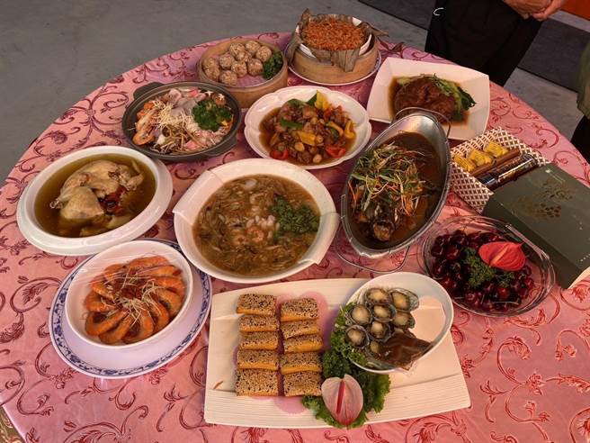 高雄市长陈其迈抢搭话题顺风车，今（10）日在脸书晒出多张高雄办桌照片，有龙胆石斑火锅、放山鸡等，菜色相当澎湃，还有一大块未切的乌鱼子，网友纷纷刷一排留言喊讚直呼「快流口水」。（柯宗纬翻摄）