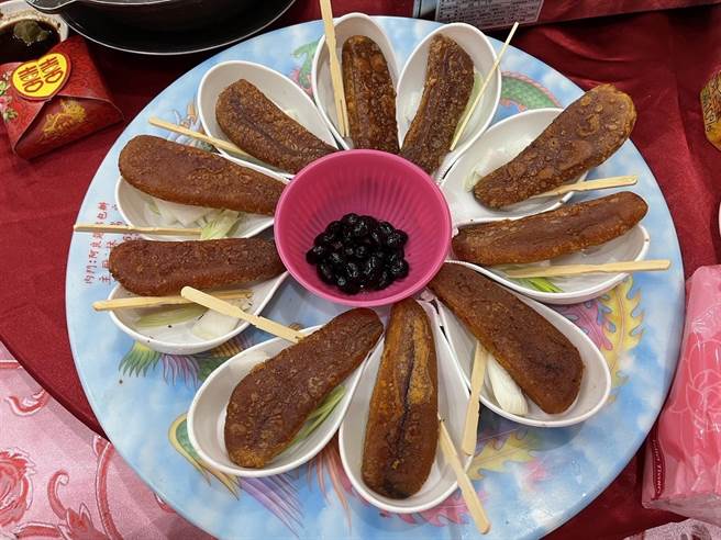 高雄市长陈其迈抢搭话题顺风车，今（10）日在脸书晒出多张高雄办桌照片，有龙胆石斑火锅、放山鸡等，菜色相当澎湃，还有一大块未切的乌鱼子，网友纷纷刷一排留言喊讚直呼「快流口水」。（柯宗纬翻摄）