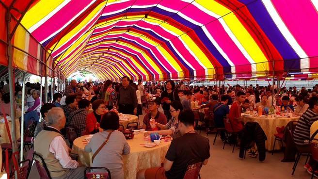 高雄市长陈其迈抢搭话题顺风车，今（10）日在脸书晒出多张高雄办桌照片，有龙胆石斑火锅、放山鸡等，菜色相当澎湃，还有一大块未切的乌鱼子，网友纷纷刷一排留言喊讚直呼「快流口水」。（柯宗纬翻摄）