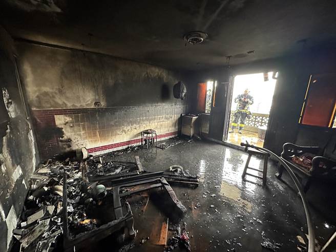 起火处为透天民宅顶楼加盖的佛堂，现场付之一炬，令人怵目惊心。(图／金门县消防局提供)