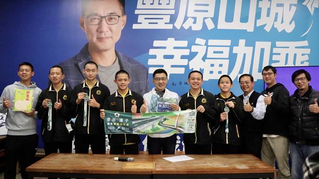 立委江启臣邀请台中市府运动局、台湾新世代关怀协会、台中市丰原慢跑协会共同举办国4丰潭段通车运动嘉年华。（江启臣提供）