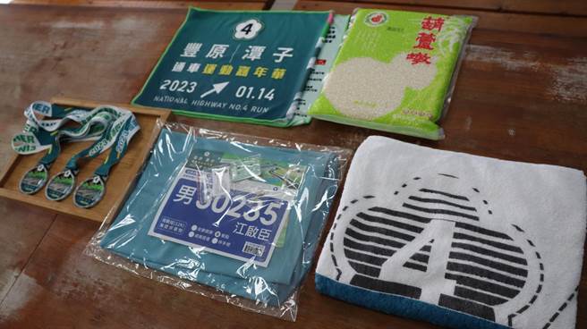 本次活动竞赛有参赛礼「国道4号纪念衫」等，奖品相当丰富。（陈淑娥摄）