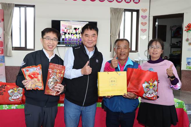 锺东锦赠送礼盒给长辈。（苗栗县政府提供／李京升苗栗传真）