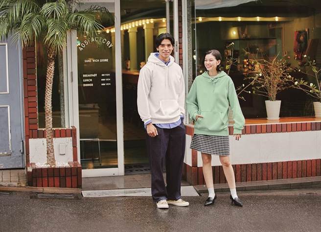 GU「Let’s Get Together新春優惠活動」將於13日至29日分成三彈推出，多款大學T、帽T等休閒百搭的舒適單品有現折200元或全新開運價優惠。（GU提供）