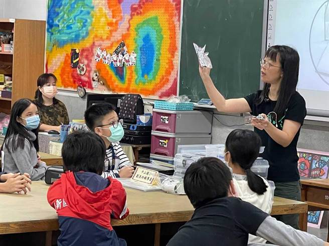 中山国小教师刘美玲设计《响见‧达文西》，利用铅笔石墨描绘，瞭解学生对工具媒介的熟悉度，再搭配自创学习单，使用声音装置，荣获教案特优奖。（教育局提供）