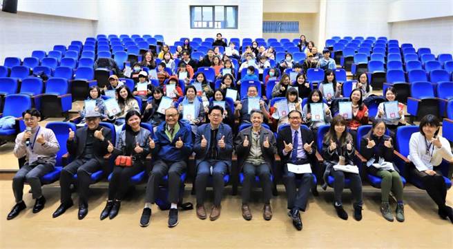 新北市教育局近期在民安国小首次举办「艺术STEAM教案及作品徵选颁奖典礼」，有17件教案、17件学生作品获奖。（新北市教育局提供）