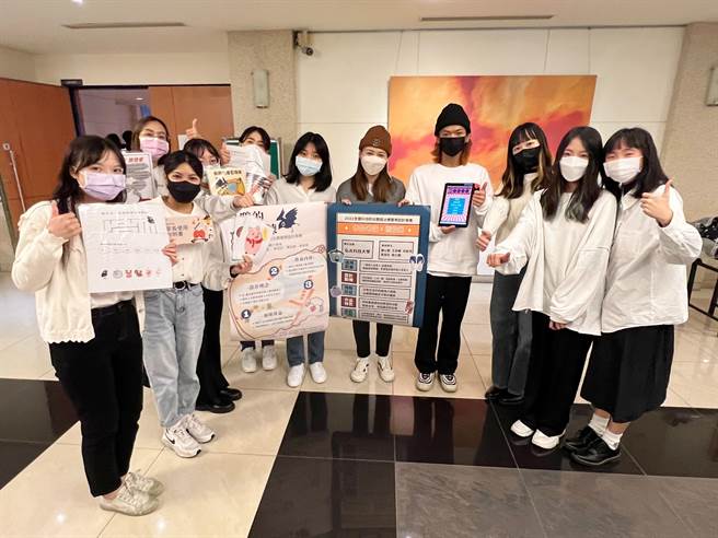 弘光科大語聽系學生設計教材，在競賽中分別拿下冠軍、亞軍。(弘光科大提供)