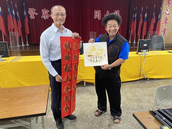 民俗艺术家王宏隆（右）于1月9日到冈山警分局挥毫，祝贺分局长洪振顺（左）与警员们新春愉快。（警方提供／林瑞益高雄传真）