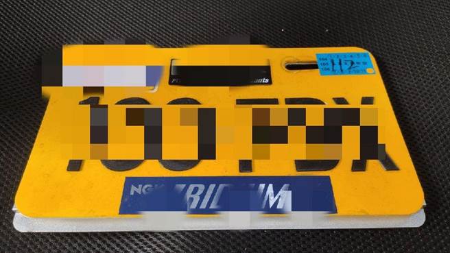 屏東簡男為騎無牌重機，竟異想天開用壓克力板自製車牌，但上路後即因排氣管噪音遭警攔查。（警方提供／謝佳潾屏東傳真）