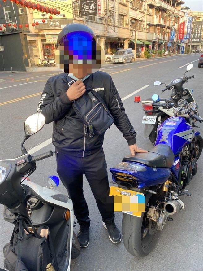 屏東簡男為騎無牌重機，竟異想天開用壓克力板自製車牌，但上路後即因排氣管噪音遭警攔查。（警方提供／謝佳潾屏東傳真）