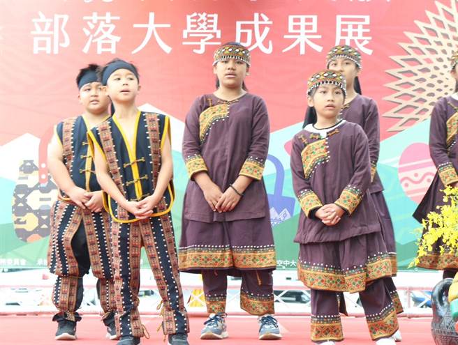 高雄市原住民族部落大学成果展日前在左营TAKAO原创基地举办，「平埔族」大武珑族、西拉雅族歌谣展演为活动揭开序幕。(高雄市原民会提供／林雅惠传真)