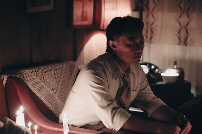 陈奕迅在新歌MV里大秀演技。（环球音乐提供）