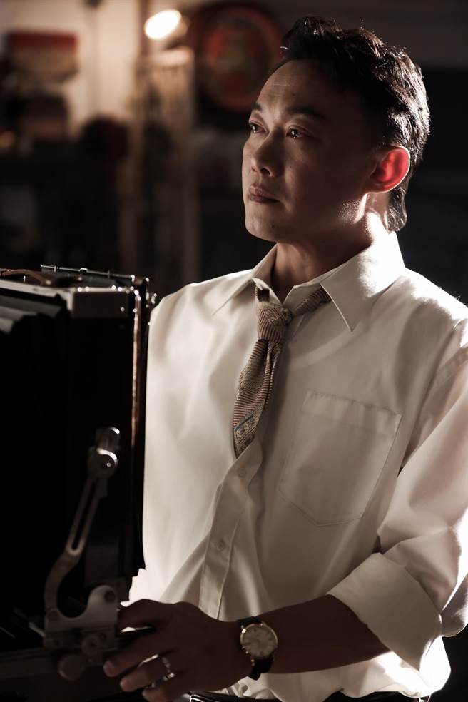 陈奕迅在新歌MV里大秀演技。（环球音乐提供）