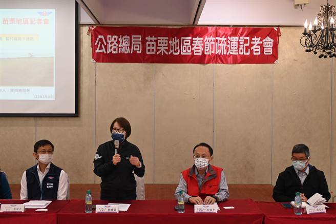 副县长邓桂菊（站立者）等人宣导春节疏运措施。（李京升摄）