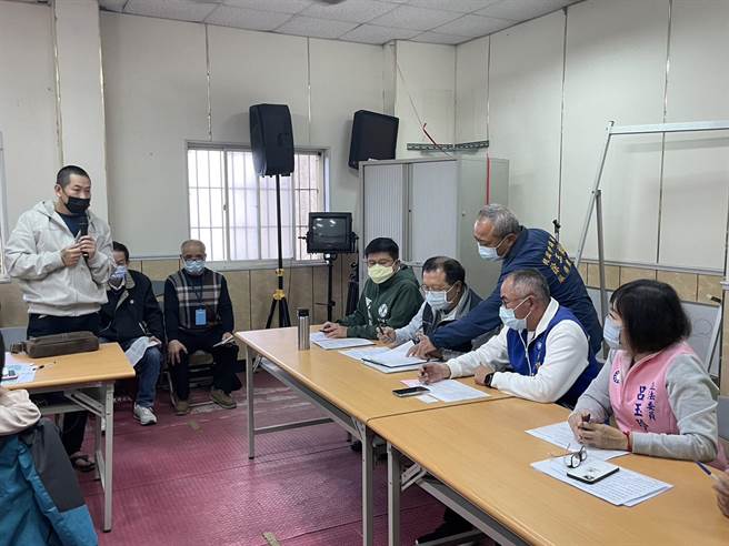 台水公司與淹水受災戶協調，賠償金13日撥款10萬元以上專案處理。(呂筱蟬攝)