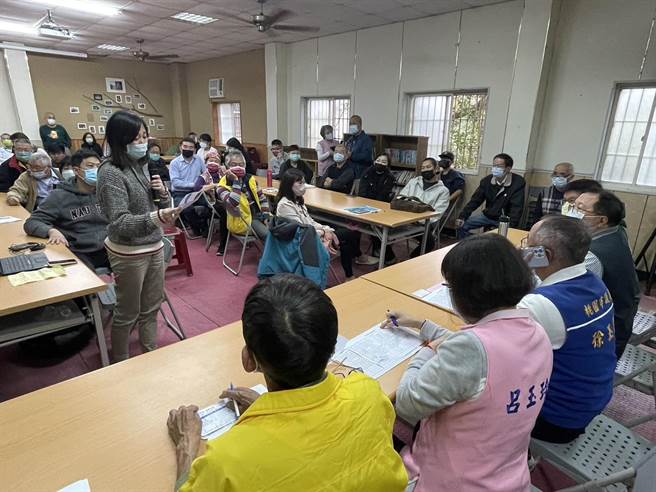 台水公司與淹水受災戶協調，賠償金13日撥款10萬元以上專案處理。(呂筱蟬攝)