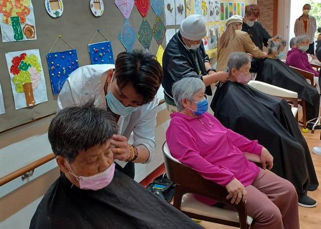 公东高工美髮科师生到圣母医院为阿公阿嬷义剪。（公东高工提供） 